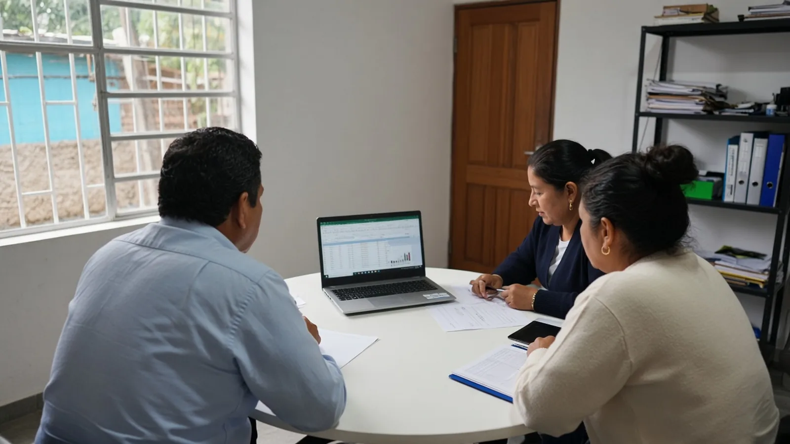 Equipo administrativo en una reunión de cierre de mes revisando el reporte de conciliación